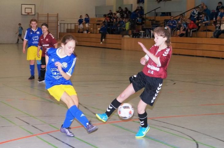 Spielszene aus dem Turnier der U15: Die beiden Spielführerinnen Cansu Sentürk vom FC Reichenschwand (rechts) und Schwaigs Lina Schielein gehen mit vollem Risiko in den Zweikampf.
