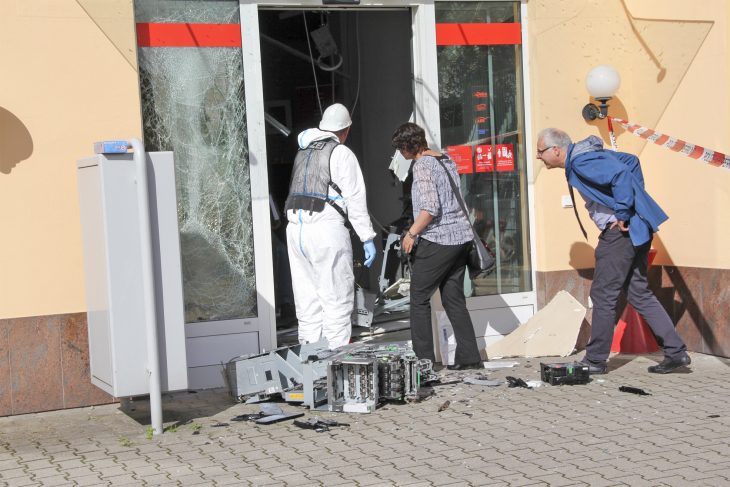Nachdem es dort bereits Ende April 2016 einen Sprengstoffanschlag gegeben hatte, wurde die gerade frisch renovierte Sparkassen-Filiale in Oberferrieden am 15. Juni 2016 erneut Ziel eines Angriffs. Den ersten Angriff gesteht der Täter, für den zweiten will er nicht verantwortlich sein.