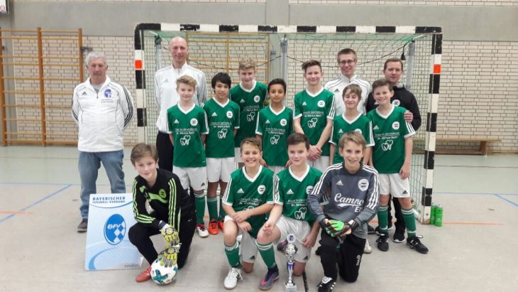Die D-Junioren-Meistermannschaft des SK Lauf mit (v. li.) vorne Felix Feder, Lias Birle, Silas Schwarz und Michael Schuberth; hinten Kreisgruppenspielleiter Jürgen Lukoschek, Trainer Klaus Schuberth, Laurin Wachter, Ricardo Rügamer, Erik Steinhardt, Killian Bamberger, Levi Stark, Luick Valta, Oskar Tripp, Kreisjugendleiter Tobias Körner und Trainer Ingo Wachter.