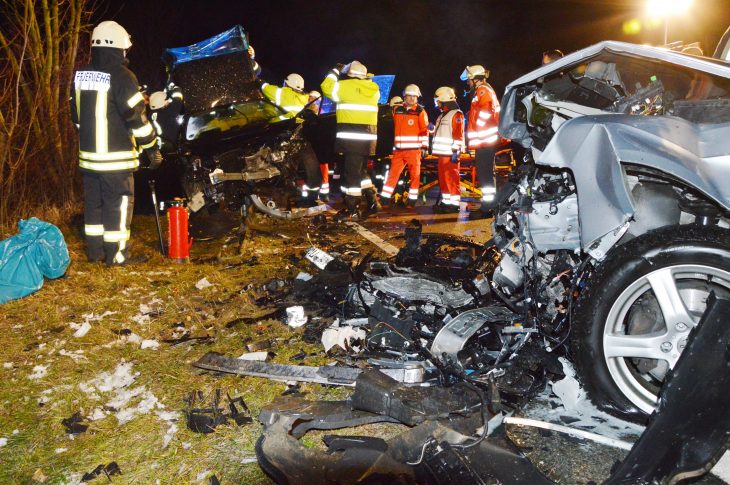 Nach dem Unfall am Freitagabend bei Hohenstadt lagen auf und neben der B14 die Trümmer.  Ein Wagen wurde durch die Wucht auf die Leitplanke geschoben (im Bild hinten).