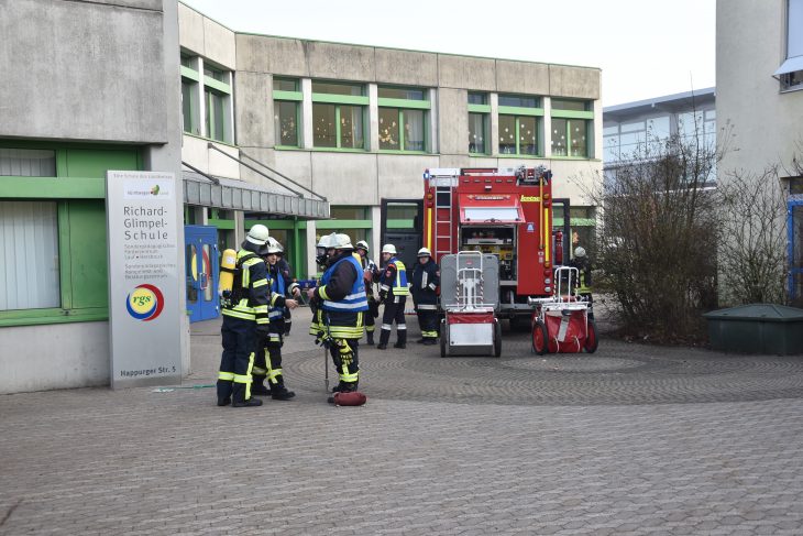 Auch Atemschutzträger waren vor Ort. Einen Brand gab es aber nicht.