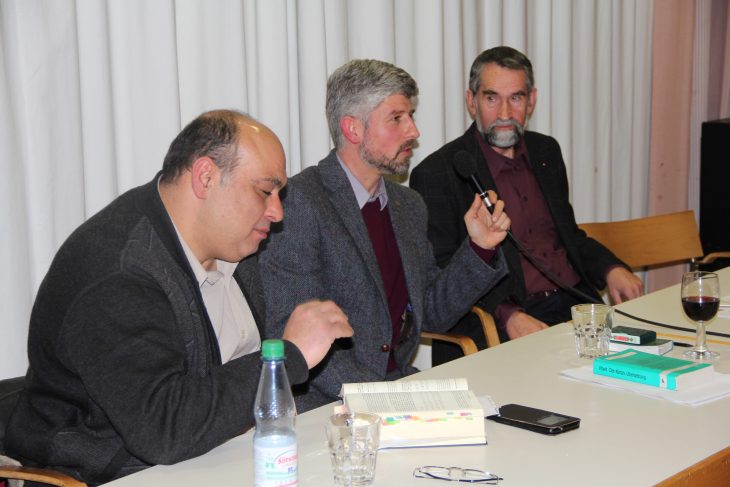 Kizmaz (li.) blättert im Koran, Amberg (re.) antwortet. Radikalisierung, Vielfalt und Ausgrenzung, Trennung von Kirche und Staat: Die Vorträge lieferten einigen Gesprächsstoff.