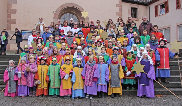 Die Feuchter Sternsinger nach dem Aussendungsgottesdienst vor der Katholischen Kirche.
