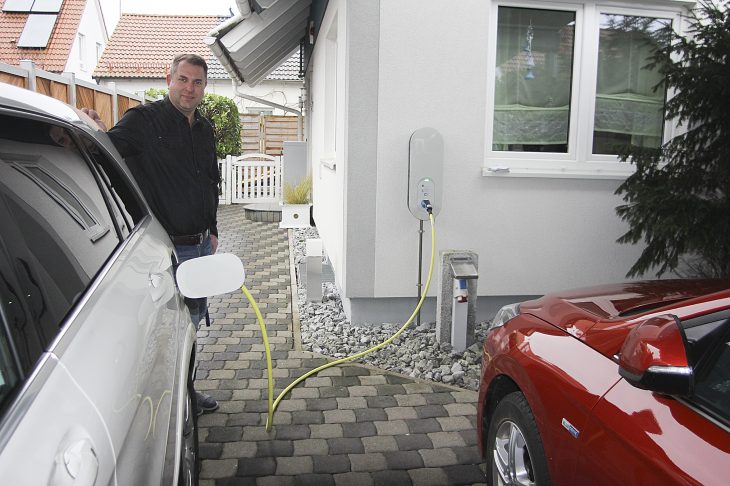 Andreas Haehnel hat so viel Strom, dass er seine beiden E-Autos parallel an der Station am Carport aufladen kann.