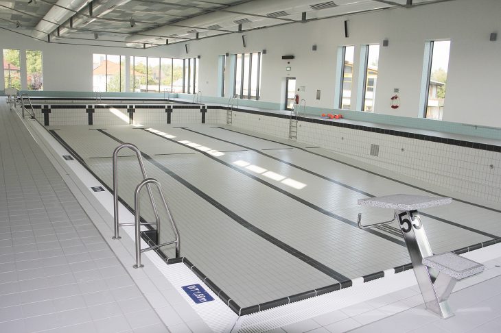 Ein Legionellenbefall zwang die Verantwortlichen im Zweckverband Schulschwimmbad im Mai vergangenen Jahres zur Schließung des Hallenbads in Altdorf. Seitdem ist kein Wasser mehr in den Becken. Ein konkretes Datum zur Wiedereröffnung wagt niemand zu nennen.