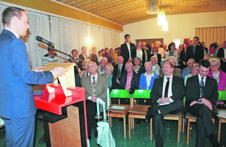Landrat Armin Kroder bei seiner Rede beim Neujahrsempfang im evangelischen Gemeindezentrum in Rückersdorf. Rechts im Vordergrund sitzen Bürgermeister Manfred Hofmann (links) und der evangelische Pfarrer Volker Klemm.