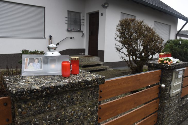 Schnaittacher haben Grablichter an der Gartentüre des Anwesens aufgestellt, in dem sich die Kapitalverbrechen zugetragen haben sollen.