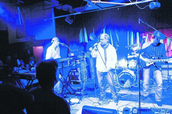 Die Röthenbacher Räinbooch Allstar Band um Frontmann Klaus Hacker heizten dem feierwütigen Publikum auch beim diesjährigen „Neujahrskonzert“ gewaltig ein.