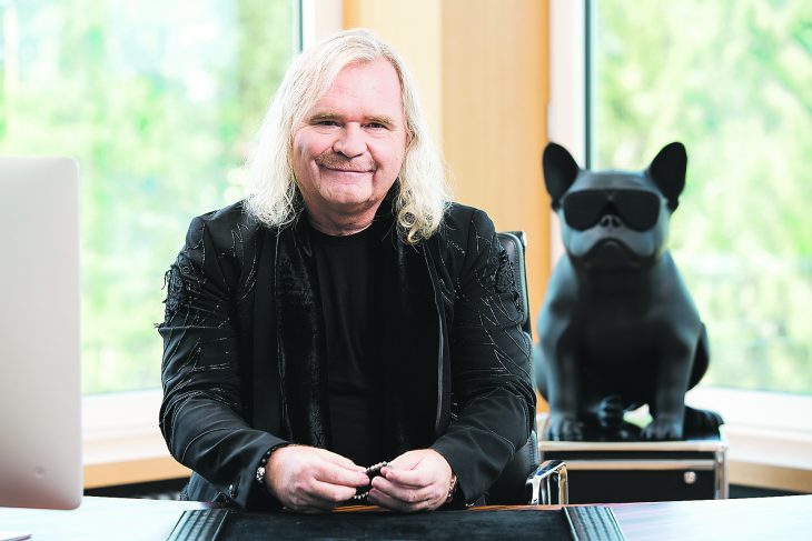 Thomas Sabo im Jahr 2018 am Schreibtisch seines Laufer Büros.