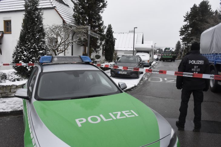 Die Hedersdorfer Straße in Schnaittach, in der die beiden Vermissten und die Tatverdächtigen leben, wurde am Montag weiträumig abgesperrt.
