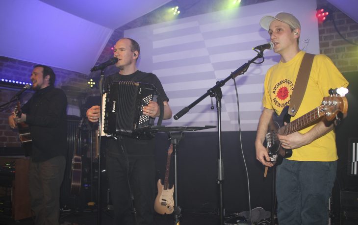 Trio mit sozialkritischem Anspruch und viel Elektronik im Gepäck: Rainer von Vielen bei ihrem Auftritt im Brauhaus Altdorf.