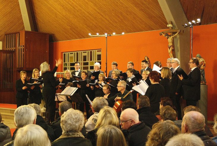 Bekannt für seine ausgewogene Vielstimmigkeit – der Kammerchor Neunkirchen beim Dreikönigskonzert in Ottensoos.