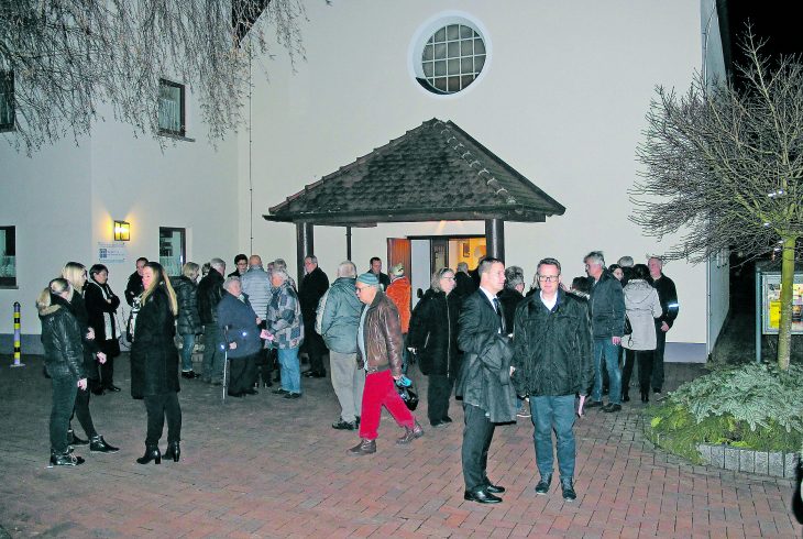 Nach der Trauerandacht für das ermordete Schnaittacher Rentnerehepaar standen die Besucher (unter ihnen Bürgermeister Pitterlein im Vordergrund oder Landrat Kroder an der Kirchentür) noch in kleinen Gruppen vor der Kirche zusammen.