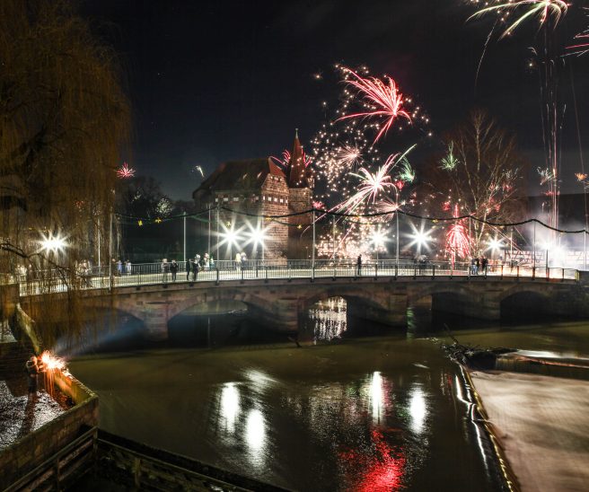 Unserem freien Mitarbeiter Daniel Decombe gelang dieses märchenhafte Foto des Laufer Silvesterfeuerwerks mit Pegnitz, Wasserbrücke und Kaiserburg. Aufgenommen wurde es von der Schleiferei Reichel aus.