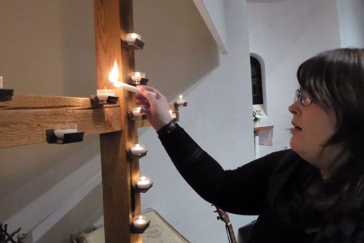 In der Schnaittacher Christuskirche wurden Kerzen zum Gedenken an das ermordete Ehepaar angezündet.