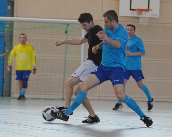 Wollten im vergangenen Jahr eigentlich absagen, kamen dann aber doch und holten sich beim 4. Hersbrucker „Begegnungscup“ zum zweiten Mal den „Pott“: Mehmet Sen (blaues Trikot) und seine Teamkollegen vom Türkisch-Deutschen Elternverein.
