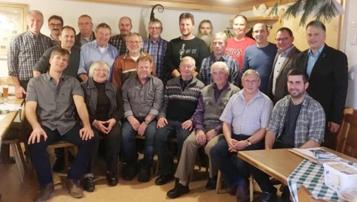 Alle Jubilare mit Ehrenvorstand Sönke Mielewski (vorne sitzend, Zweiter v. rechts), Ehrenmitglied Helmut Deinzer (hintere Reihe, Dritter v. links), Bernd Wolf (vorne sitzend links) und Robert Leissner (Dritter v. links) sowie Werner Himmler (vorne in der Mitte sitzend) und stellvertretendem Vorsitzenden Roland Wolf (rechts außen stehend).
