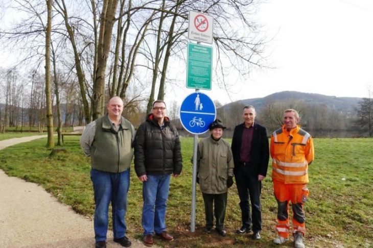 Jagdpächter Heinz Adam,  Geschäftsstellenleiter Stephan Krimm,  Jagdpächterin Helga Adam,  Bürgermeister Bernd Bogner und Wasserwart Horst Kaspar (v. links) vor den neu aufgestellten Verbotsschildern.