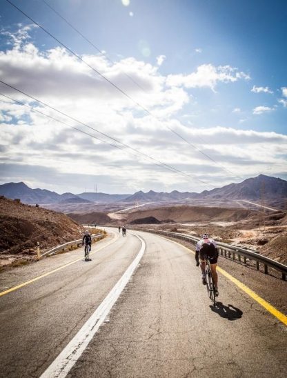 Unser Foto zeigt Johannes Egelseer (rechts) kurz vor dem Wechsel vom Rad in die Laufschuhe, während sich der Großteil der Athleten noch auf dem Hinweg zum Wendepunkt in der Negev-Wüste befand.