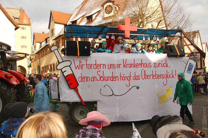 Die „Sittenbächer“ setzten beim Hersbrucker Rummzug die Krankenhausproteste fort.