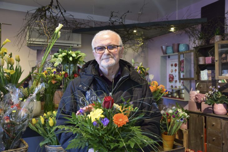 Der Altdorfer Kelsoglou Stergios überreicht seiner Frau zum Valentinstag einen bunten Strauß verschiedener Blumen.