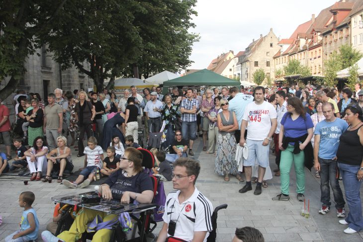 Viel Publikum vor der Bühne am Oberen Tor, als die Band Dillberg spielte: Samstags kommen die Leute in die Altdorfer Innenstadt, sonntags klagen die ausrichtenden Vereine über mangelndes Interesse.