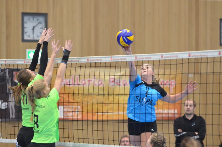 TVA-Kapitänin Katharina Schön (am Ball) führte ihre Truppe zu einem überlebenswichtigen Auswärtssieg in Chemnitz. Nach dieser Leistung besteht nun sogar wieder die Hoffnung auf den direkten Klassenerhalt.