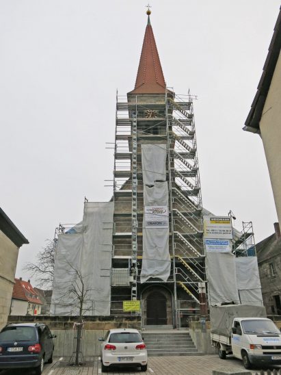 Verhülltes Gotteshaus: Die St.-Bartholomäus-Kirche in Eschenau muss saniert werden.