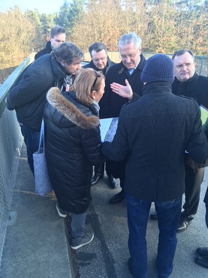 Auf der Forstbrücke über der A9 warfen Innenminister Herrmann und Michael Frieser (CSU) einen Blick in die Pläne der Bürgerinitiative.