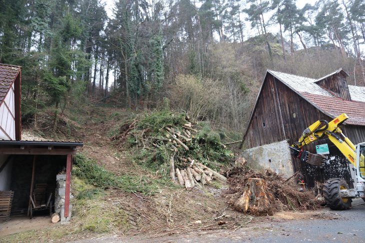 Die Leitung übernimmt den Abtransport des Wassers aus der Burgdrainage im Bereich des zweiten Tores unterhalb des Tummelplatzes und führt es über den steilen Burghang hinunter zur Plecher Straße.