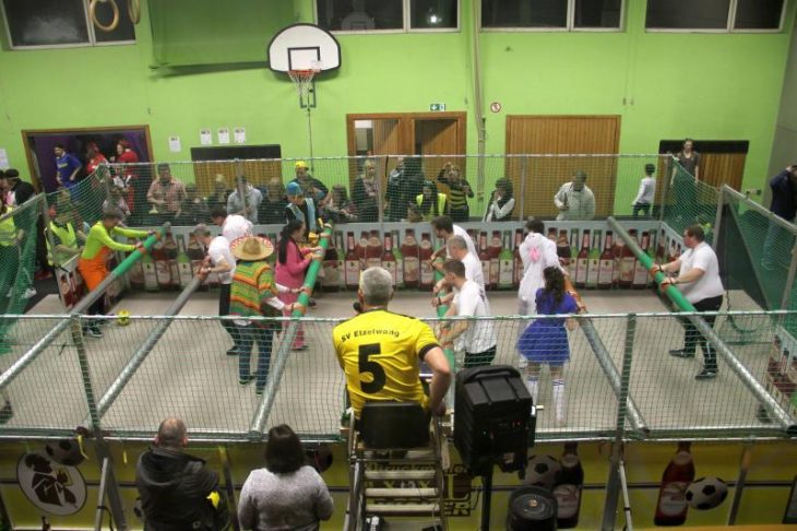 40 Quadratmeter scheinen groß, doch wenn zwölf Personen darin an Stangen stehend um einen kleinen Ball kämpfen, kann es ganz schön eng und turbulent werden.