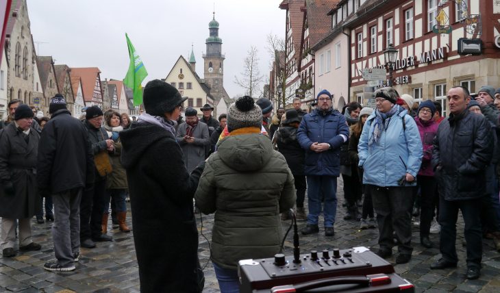 Zahlreiche Ehrenamtliche und Interessierte verfolgten die Beiträge der Kundgebung auf dem Laufer Marktplatz. Das Bild zeigt die Vertreterin des Helferkreises „Neuhaus hilft“ am Mikrofon (vorne).