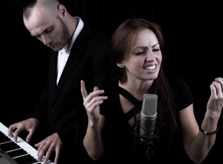 Judith Geissler und ihr Partner Martin Kiesewetter treten sonst vor allem als Hochzeitsduo auf. Damit hat der Sound ihrer rockigen Version von Die Müller aber so gar nichts zu tun.