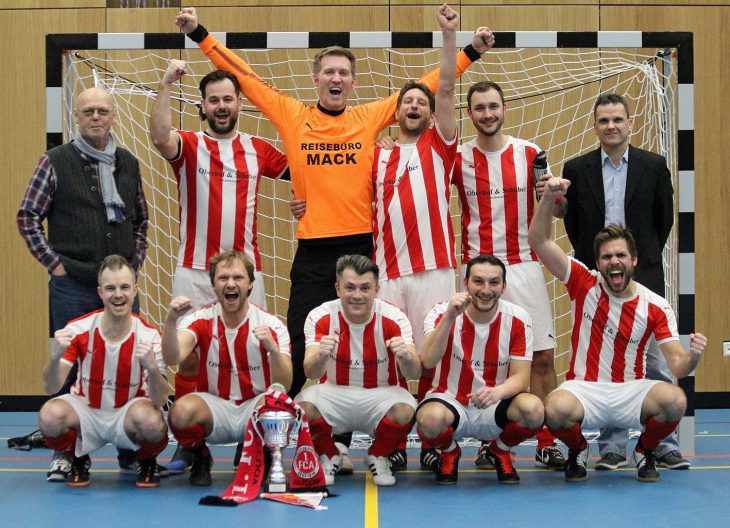 Das siegreiche Team des 1. FC Altdorf umrahmt von den BFV-Funktionären Heinz Frühbeißer (links) und Thomas Zankl (rechts). Stehend von links: Frank Langenscheid, Daniel Terzenbach, Johannes Schober, Florian Auer. Unten von links: Christian Schaner, Bastian Pickelmann, Ünsal Cakmak, Halil Bilgin, Stefan Riedl