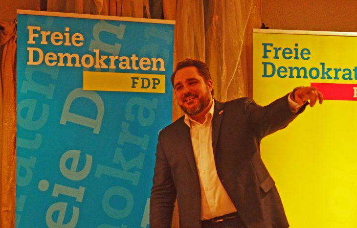 Der Luciano Pavarotti der bayerischen FDP im Wahlkampfmodus: Landesvorsitzender und Bundestagsabgeordneter Daniel Föst stellte in Feucht die Pläne seiner Partei für den kommenden Landtagswahlkampf im Herbst vor.