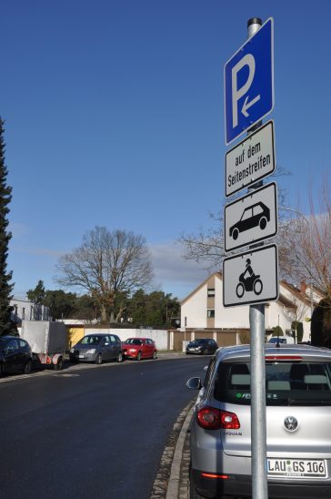 Im Röthenbacher Stadtteil Seespitze (hier der Schumacherring) dürfen nur noch Autos und Motorräder in den Parkbuchten abgestellt werden.