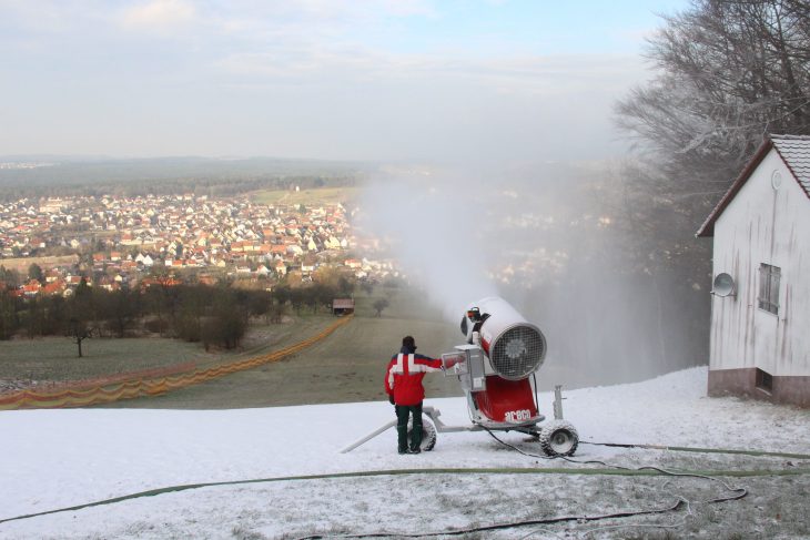 Auf dem Rothenberg wird aktuell wieder künstlich beschneit.