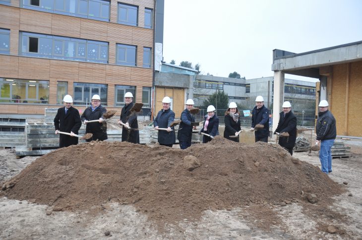Vertreter der Schulen, des Schulverbands, des Landkreises sowie der beteiligten Baufirmen beim symbolischen Spatenstich für den neuen Fachklassentrakt.