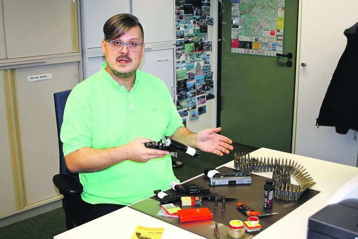 Stephan Bezold, im Laufer Landratsamt zuständig für das Waffen- und Sprengstoffgesetz, zeigt eine alte Signalpistole aus der DDR und martialisch aussehende Deko-Munition, die zuletzt bei ihm abgeliefert wurden.