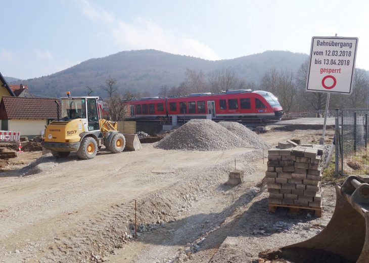 Nach der Kabelverlegung müssen die Arbeiter die Straße wieder dem Bahnübergang anpassen.
