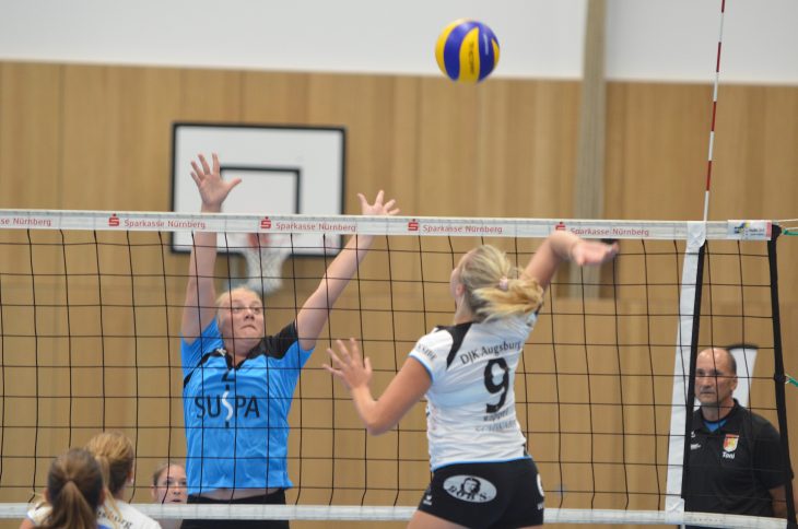 So wie‘s mal war, so soll‘s wieder werden: Im Hinspiel schossen die Altdorferinnen Augsburg-Hochzoll mit 3:0 aus der Halle.