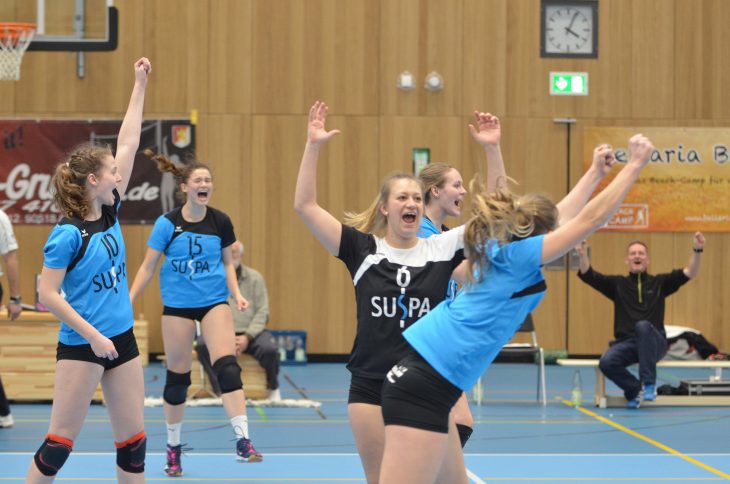 Tollhaus Dreiffach-Turnhalle: Nachdem die Altdorferinnen auch den Favoriten DJK München bezwungen hatten undd er Klassenerhalt damit fast feststeht, brachen alle Dämme.