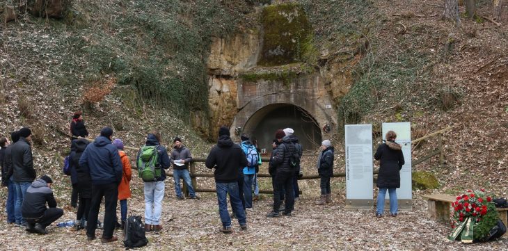 Die Nürnberger Naturfreunde am Eingang F der Doggerstollen in Happurg.