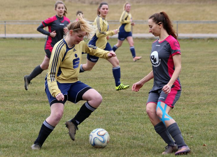 Die beiden „Zehner“ im direkten Mittelfeldduell, links die Gnotzheimerin Lena Maurer und rechts Yvonne Hadamek von der (SG) FV Röthenbach/b.A.