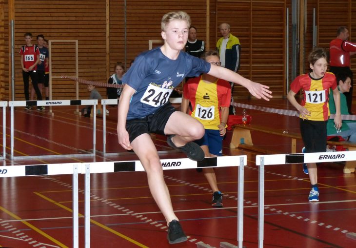 Lennart van Haßelt überquerte die  50 m Hürden souverän.