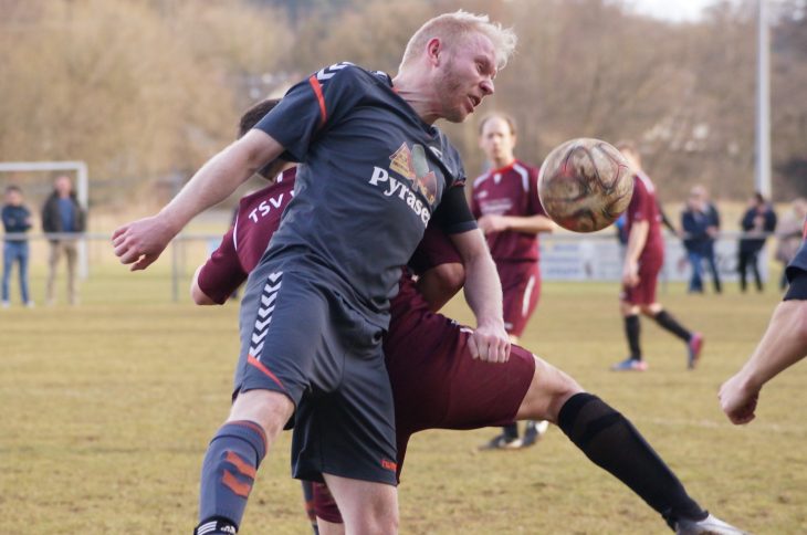 Schlusslicht Neunkirchen-Speikern warf gegen den Tabellenführer SG Oberes Pegnitztal seinen Kampfgeist in die Waagschale, doch am Ende stand für Philipp Altmann (vorne) und sein Team eine weitere Niederlage.Foto: Keilholz