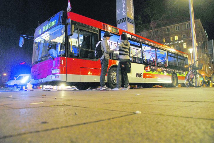 Gerade junge Menschen, die am Wochenende in Nürnberg unterwegs sind, nutzen die Nachtbusse, um wieder sicher heim zu kommen.