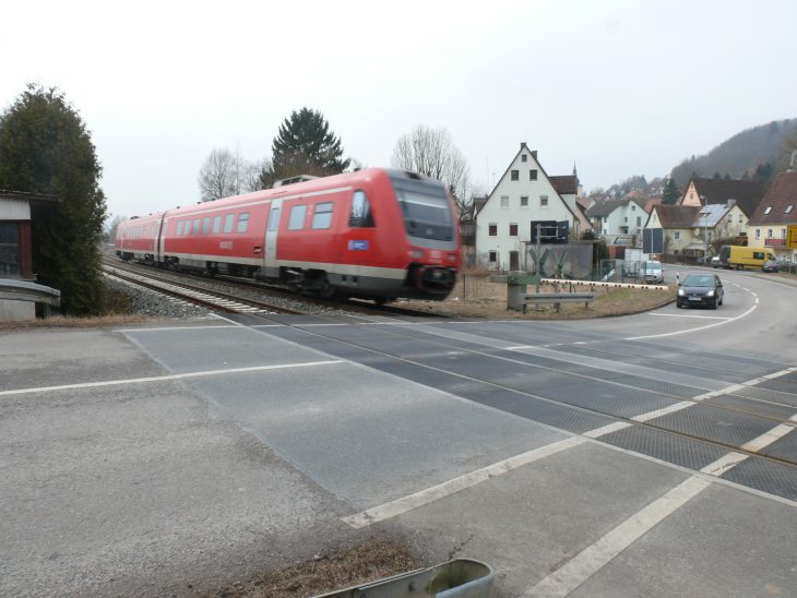 Bereits 2018 (hier im Archivbild) wurde der  Bahnübergang in Hohenstadt von der Deutschen Bahn zur Erhöhung der Sicherheit signal- und fernmeldetechnisch aufgerüstet. Dieses Mal  wird er wegen Gleisarbeiten gesperrt.