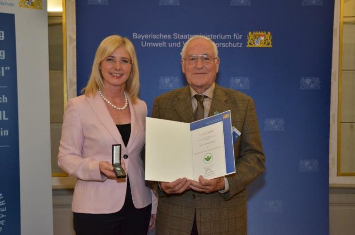 Umweltministerin Ulrike Scharf ehrte Gerhard Schütz als „Grünen Engel“. Die Verleihung fand bei der Regierung in Ansbach statt.