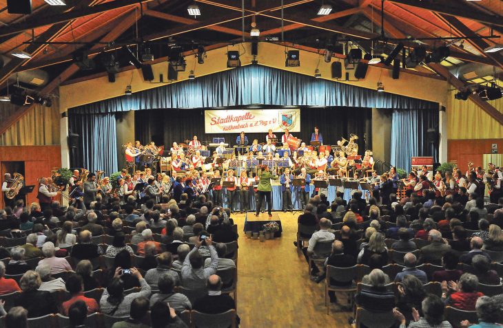 Zum Schlussmarsch fanden sich alle Kapellen gemeinsam auf der Bühne der Röthenbacher Karl-Diehl-Halle ein.